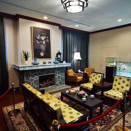The Grand Hotel Taipei Eksteriør billede The living room of the villa