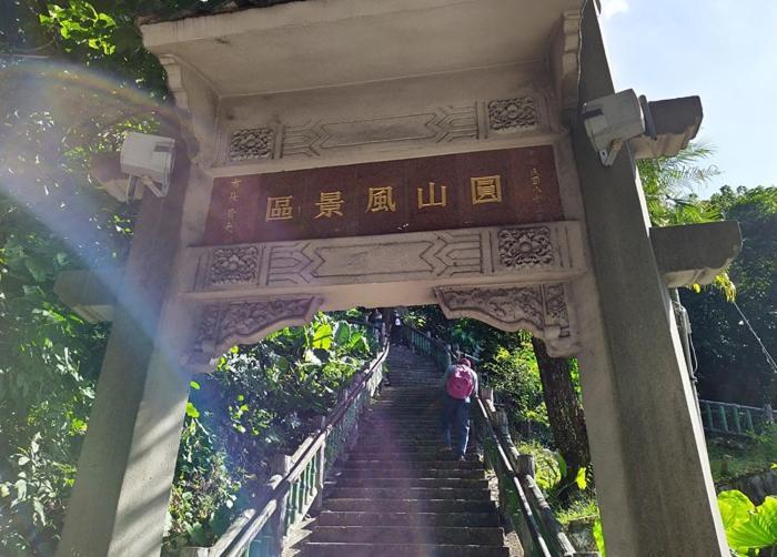 The Grand Hotel Taipei Eksteriør billede Entrance to Mount Tai