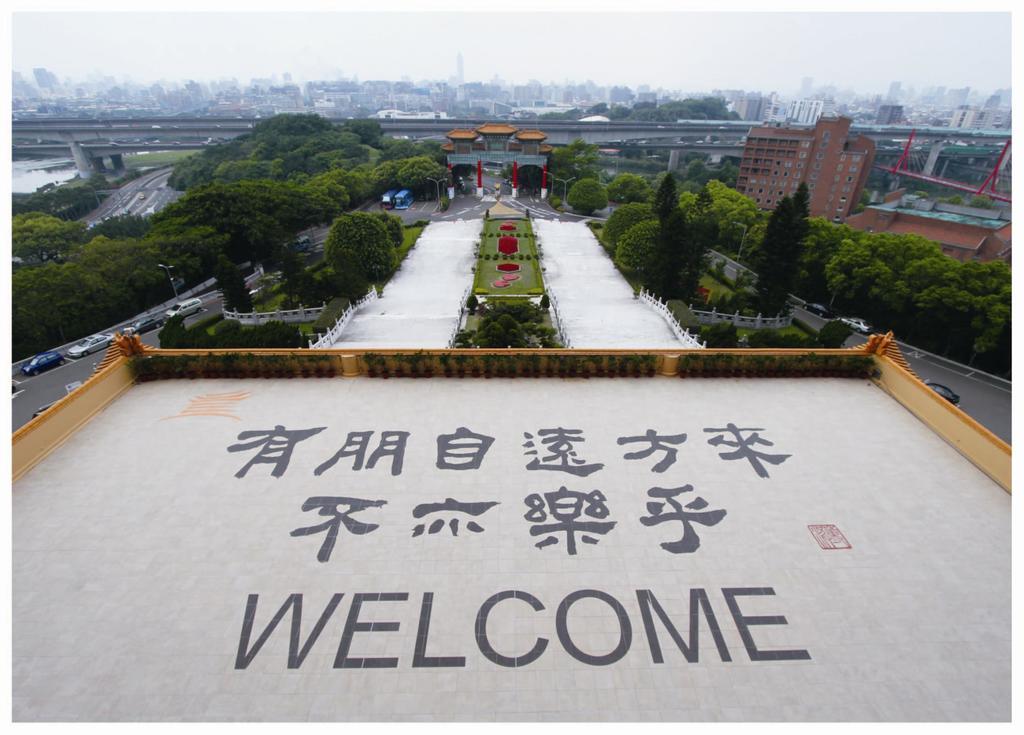 The Grand Hotel Taipei Eksteriør billede The "Welcome" sign at the entrance of the university