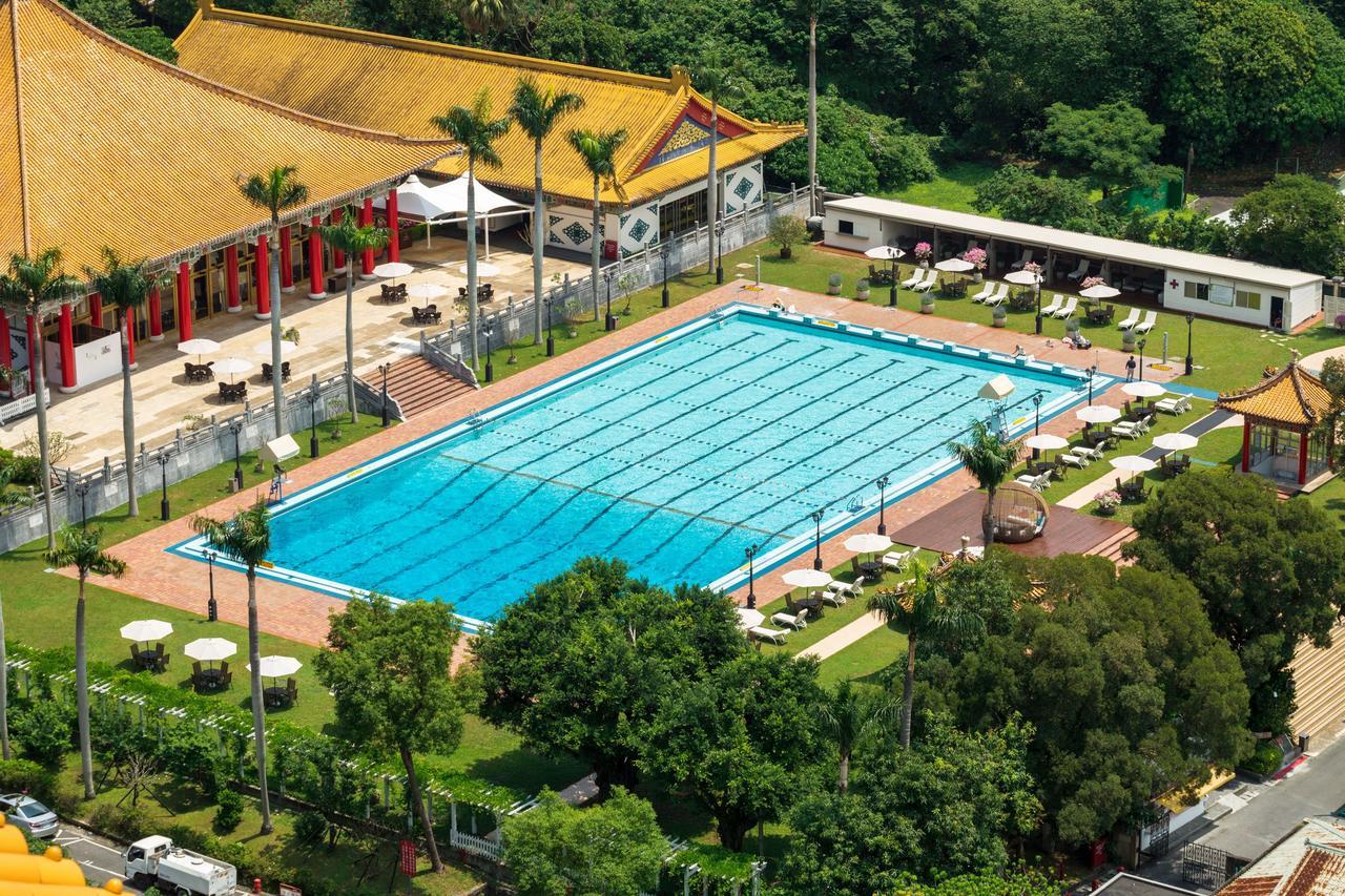 The Grand Hotel Taipei Eksteriør billede The swimming pool