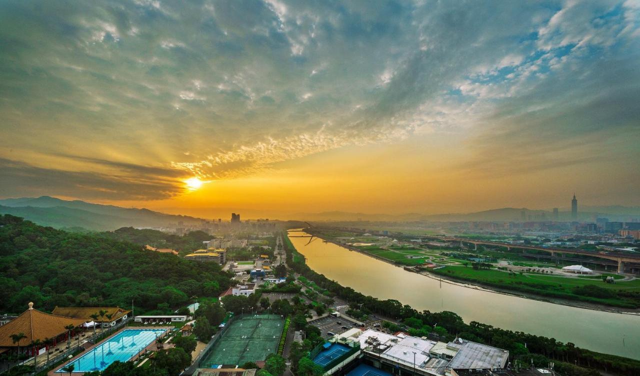 The Grand Hotel Taipei Eksteriør billede Sunset over the river