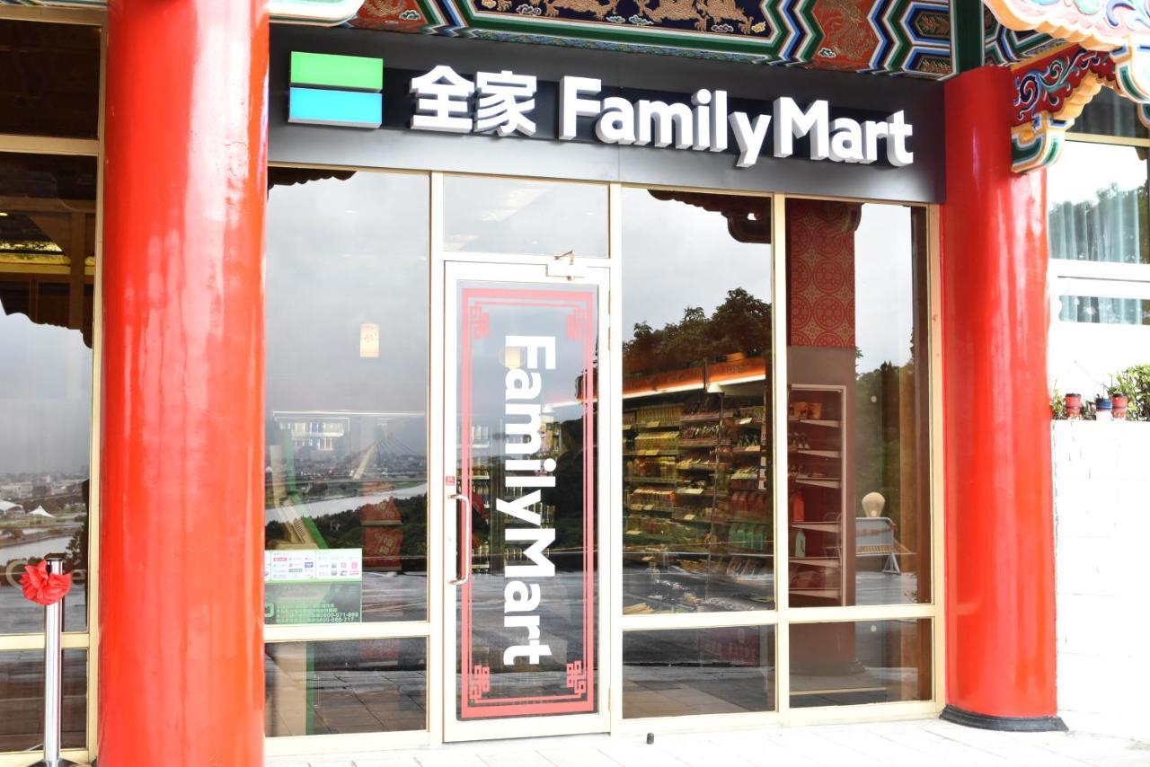 The Grand Hotel Taipei Eksteriør billede FamilyMart store in San Francisco, California
