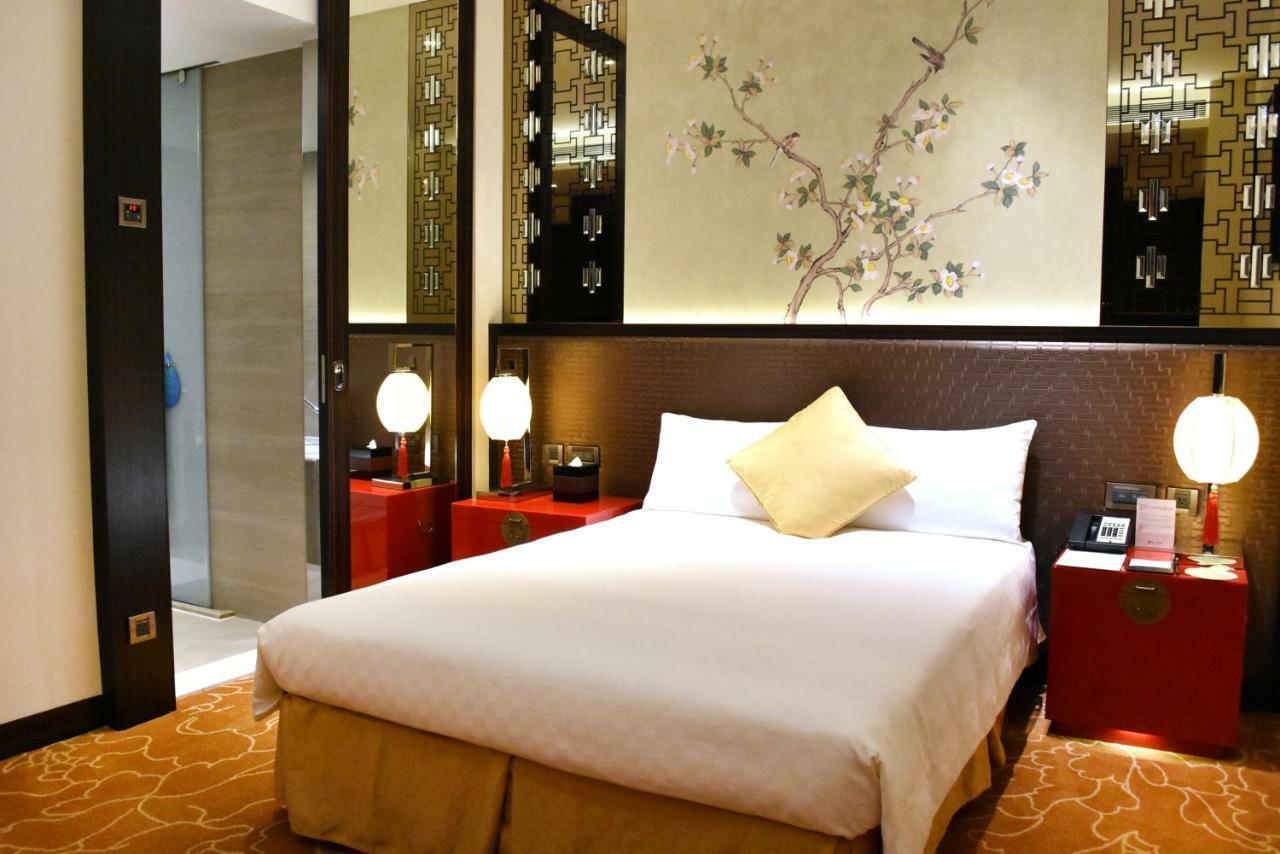 The Grand Hotel Taipei Eksteriør billede A room at the Mandarin Oriental, Hong Kong