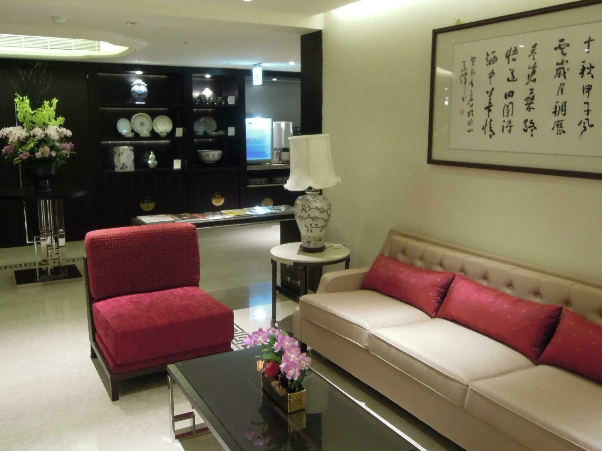 The Grand Hotel Taipei Eksteriør billede The interior of a suite at the Mandarin Oriental, Singapore