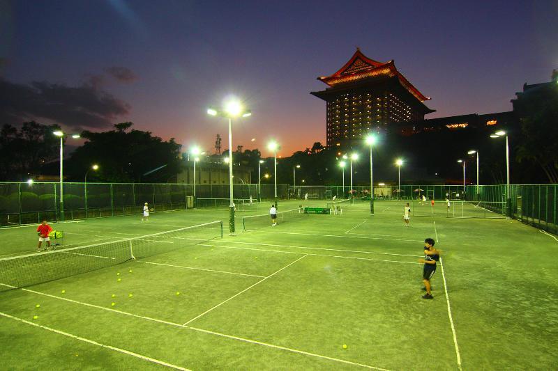 The Grand Hotel Taipei Eksteriør billede Tennis courts at the Grand Hyatt Taipei