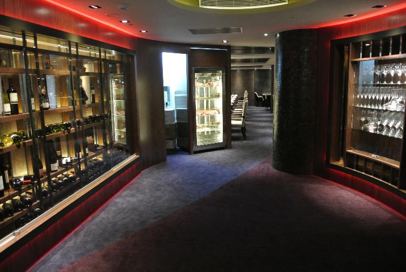 The Grand Hotel Taipei Eksteriør billede The wine room at the restaurant
