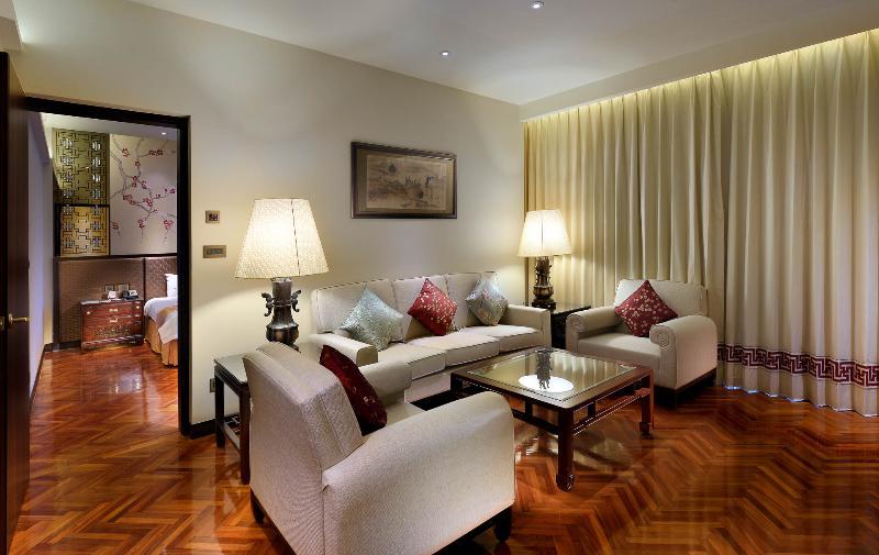 The Grand Hotel Taipei Eksteriør billede A living room in a suite at the Taj Mahal Palace, Mumbai